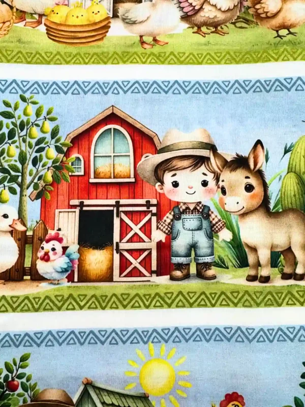 Detalhe do personagem menino e celeiro no Tecido Tricoline Barrado Fazendinha modelo 94364/001D.