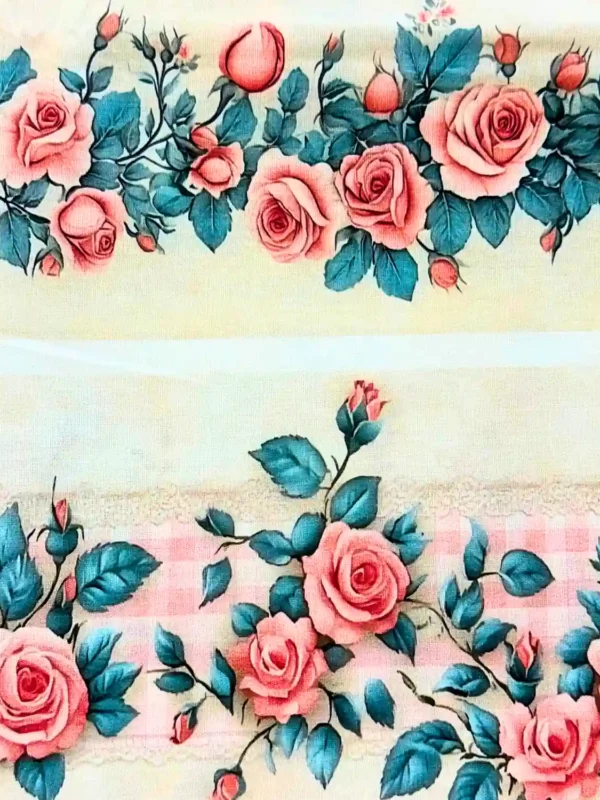 Detalhe das rosas em tons de rosa chá no Tecido Tricoline Barrado Rosas 94384/001D da Sacrum Cor.