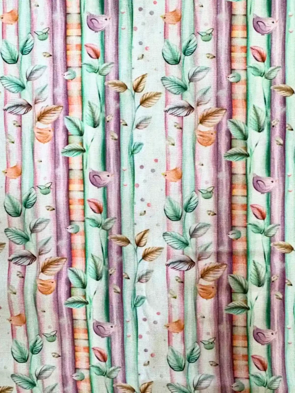 Close na trama e acabamento digital do Tecido Tricoline Digital Birdies Listrado disponível na Sacrum Cor.